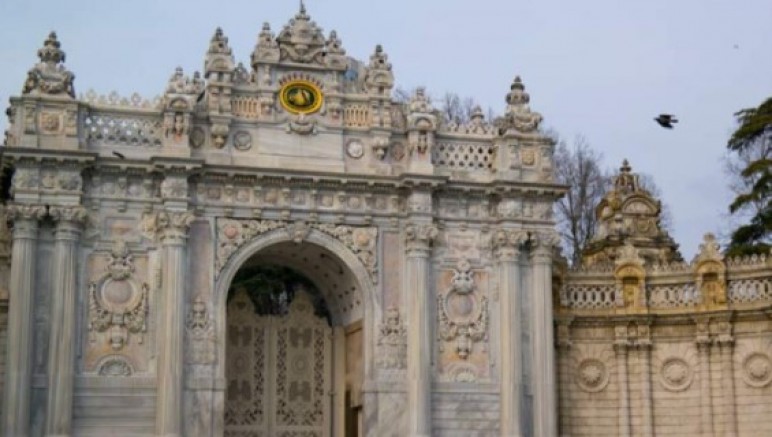 Beşiktaş'taki Dolmabahçe Sarayı'nda yangın çıktı