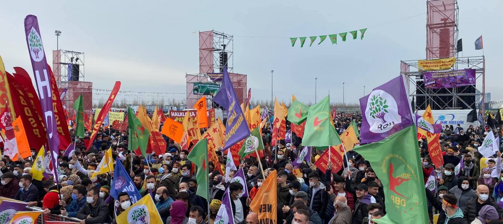 Binler Newroz alanına akın etti