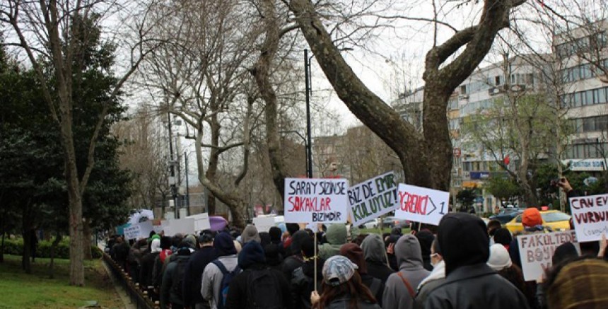 Binlerce Öğrenci Beşiktaş’tan Saraçhane’ye Yürüdü: “Gençlik Saraçhane’ye Sığmıyor”