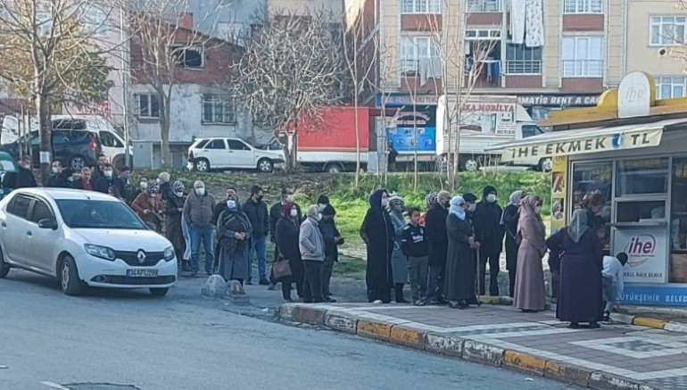 Bir yandan 5 yerden maaşlı AKP’li bürokratlar diğer yanda ekmek kuyruğundaki asgari ücretliler 