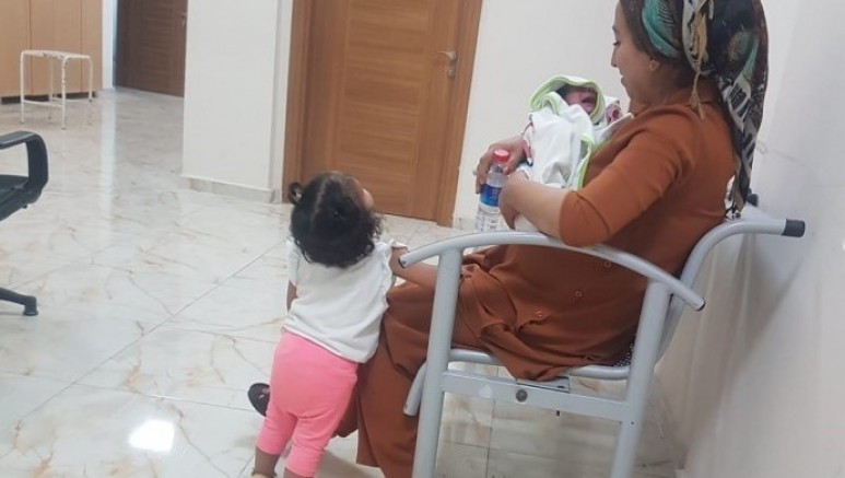 Biri 10 günlük diğeri iki yaşında 2 çocuğuyla birlikte tutuklandı 