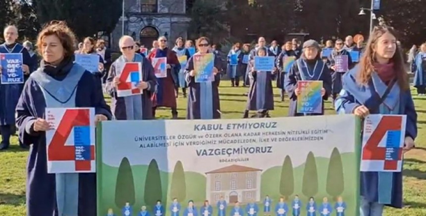 Boğaziçi’nde Kayyum Rektörlere Karşı 1000’inci Nöbet: Akademisyenler “#KabulEtmiyoruzVazgeçmiyoruz” Diyerek Direnişlerini Sürdürüyor