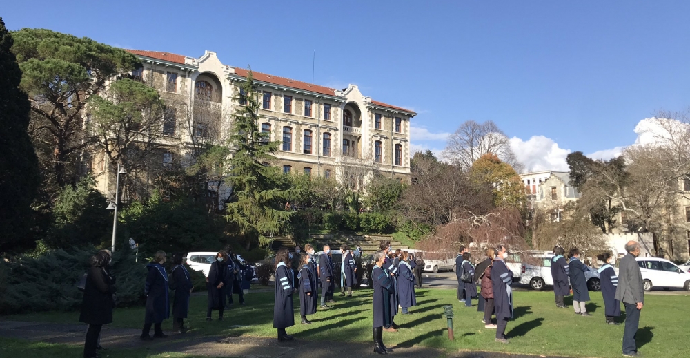 Boğaziçi’nde Öğretim üyeleri Bulu’ya sırtlarını dönerek protesto etti