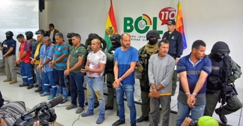 Bolivya’da darbeciler halka saldırıyor