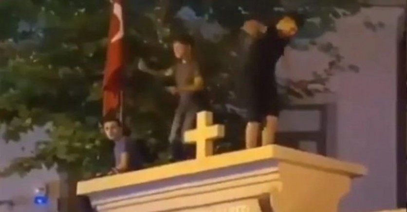 Bunun adı rezalet: Kilisenin üzerine çıkıp oynadılar!