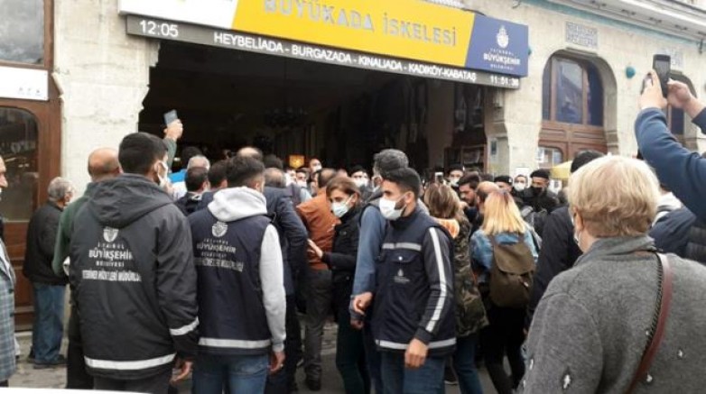 Büyükada'da 'TÜGVA' engeli: Zabıta ekipleri polis tarafından engellendi 