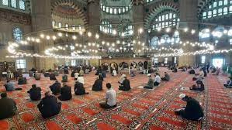 Camilerde bayram namazı kılınacak mı?