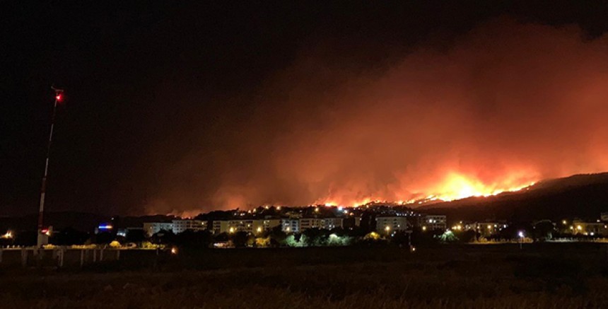 Çanakkale'deki büyük yangın yerleşim yerlerini tehdit ediyor: Merkeze bağlı 9 köy tahliye edildi 