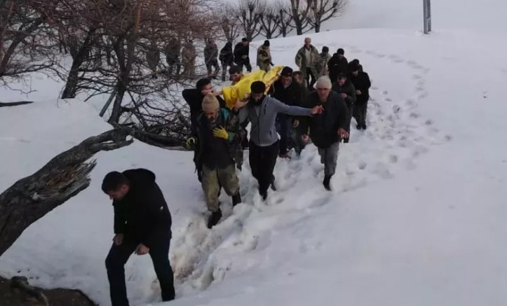 Çaresizliğin sahipsizliğin yüzü: Yol açılmayınca cenaze 7 km omuzlardan taşındı 