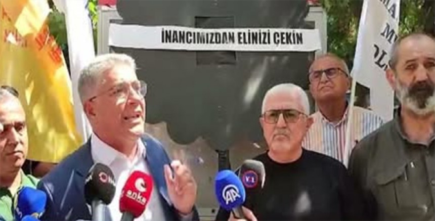 Cemevi Başkanlığı Önünde Siyah Çelenkli Protesto: “Devletin Değil Yolun Alevisi Olacağız”