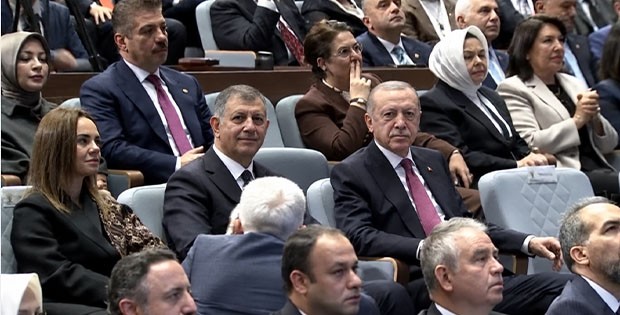Cemil Tugay AKP Toplantısında Erdoğan’ın Yanında: Gözler Parti Rozetinde