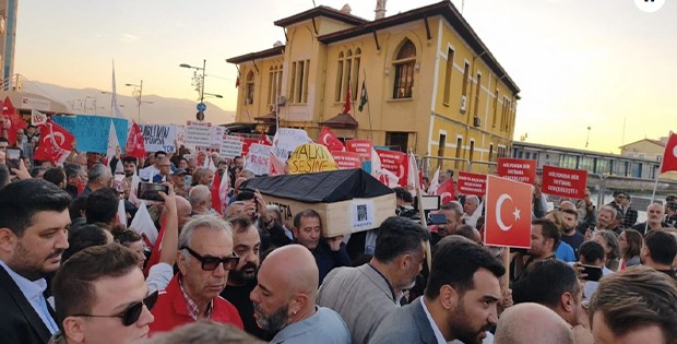 Cemil Tugay’ın AKP’ye Geçişine İzmir’de Protesto: “İzmir’in İradesi Satılık Değil”