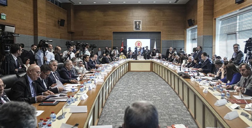 Çerçeve Yasada Kritik Eşik Aşıldı: 13 Saatlik Maratonun Ardından Maddelere Geçildi
