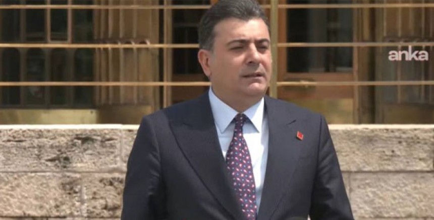 CHP’de Kriz Derinleşti! 28 Parti Meclisi Üyesi İstifa Etti, Özel Cephesinden Sert Çıkış