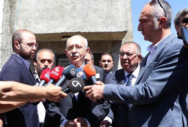 CHP Genel Başkanı Kemal Kılıçdaroğlu, Van’da elektriksiz aileyi ziyaret etti: 'Açlık yok' diyen gelsin görsün