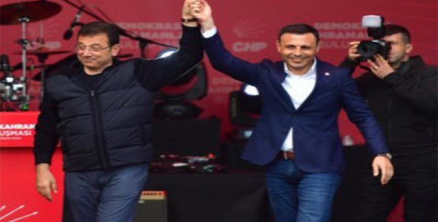 CHP İstanbul İl Başkanı Özgür Çelik Mazbatasını Alıyor