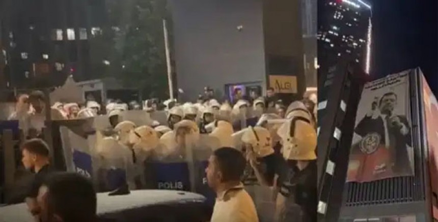 CHP İstanbul İl Başkanlığı'nda Pankart Krizi: Polis Binasına Girdi