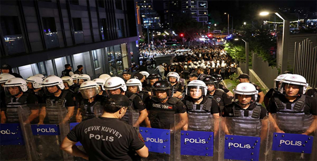 CHP İstanbul İl Başkanlığı önünde abluka sürüyor: Yeni barikatlar getirildi, arbede çıktı