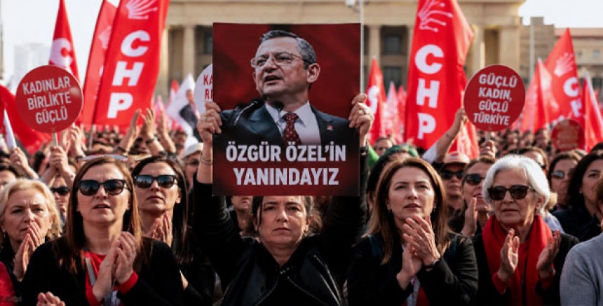 CHP'li Kadınlardan Rest: Özgür Özel'in Yanındayız