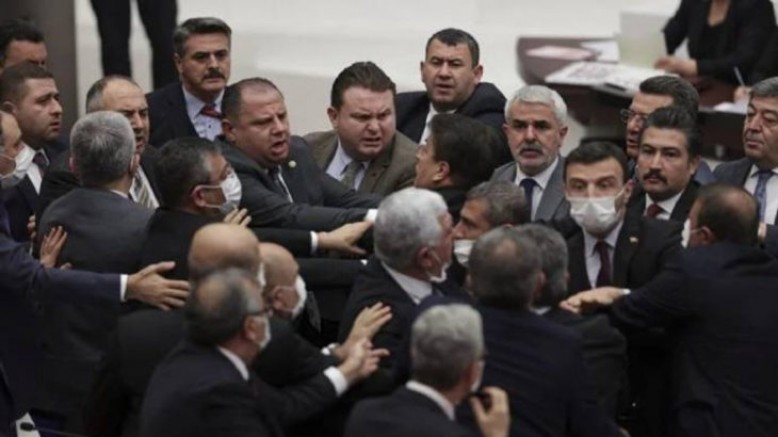 CHP'li vekile yumruk