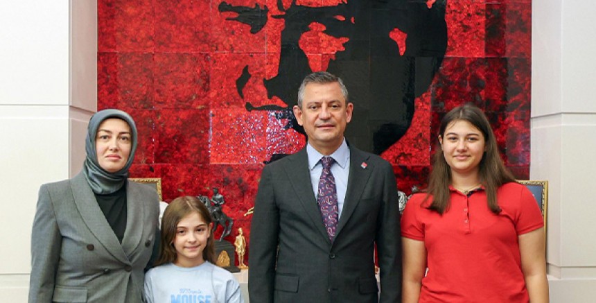 CHP Lideri Özgür Özel, Sinan Ateş'in Ailesini Ağırladı: 