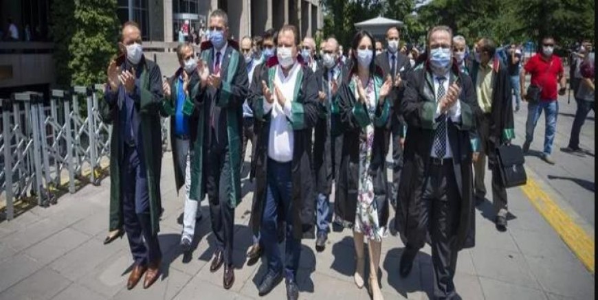  Cübbelerimize Düğme Diktirmek İstiyorlar