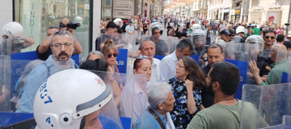 Cumartesi annelerine kelepçeli gözaltı (VİDEO)