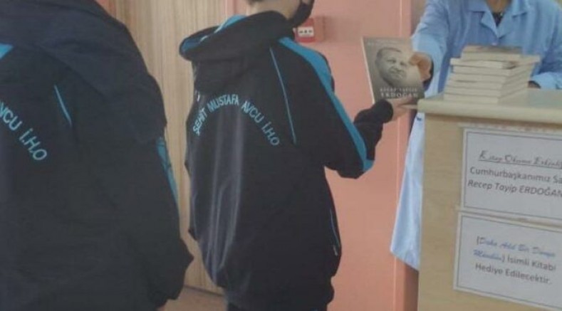 Cumhurbaşkanı Tayyip Erdoğan’ın satılmayan kitabı öğrencilere dağıtılıyor