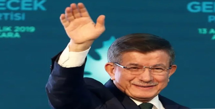 Davutoğlu Aktif Siyaseti Bıraktığını Açıkladı, Gelecek Partisi Faaliyetlerini Sonlandırıyor