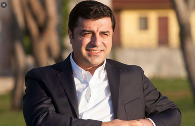 Demirtaş: Bu mafya düzeninden bir an önce kurtulmak için her yerde yüksek sesle erken seçim isteyin