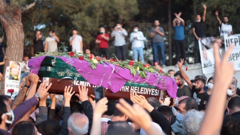 Deniz Poyraz karanfiller ve zılgıtlar eşliğinde uğurlandı 