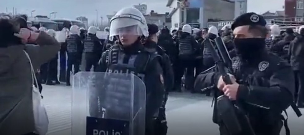 Deprem felaketinin gerçek sorumluları hakkında suç duyusunda bulunan HKP'liler gözaltına alındı (VİDEO)