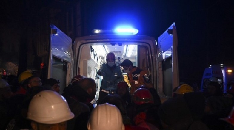 Depremden 138 saat sonra aynı aileden 3 kişi canlı kurtarıldı