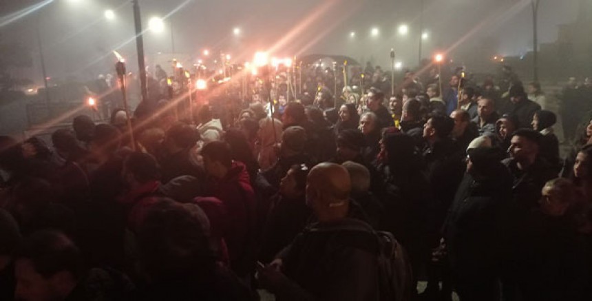 Depremin 1. Yılında Halk Kaybettiklerini Anarken Politikacıları Protesto Etti 