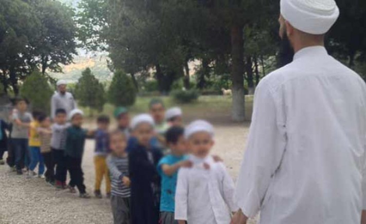 Depremzede çocuklar Cemaat yurtlarına yerleştirildi 