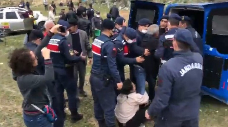 Devlet beşli çeteye maden alanı açmak için köylülere kelepçe taktı