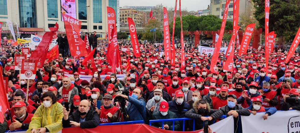 Devrimci İşçi Sendikaları Konfederasyonu (DİSK)’in çağrısıyla işçiler Kartal Meydanına aktı