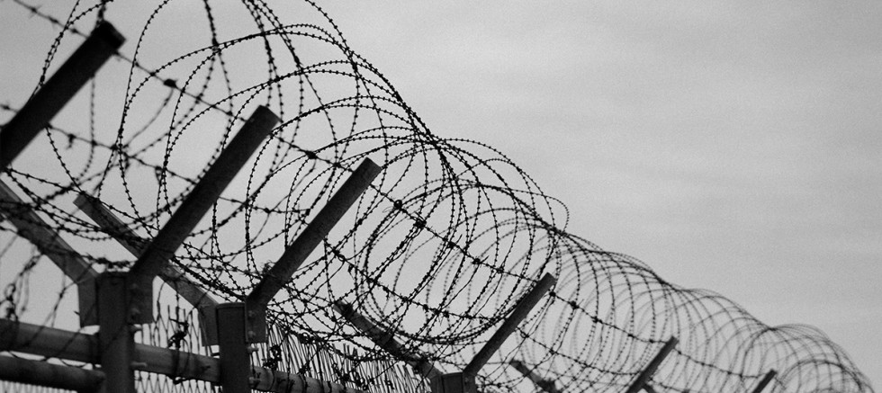 Dinlenme tesislerine göçmen talimatı: Duvar örün, jiletli tel çekin