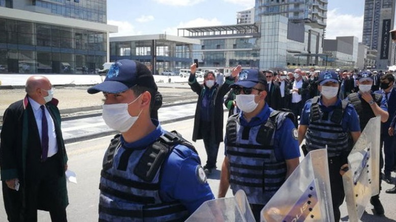 Direniş, Dayanışma, Onurlu Duruş Kazandı Avukatlar yürüyor 
