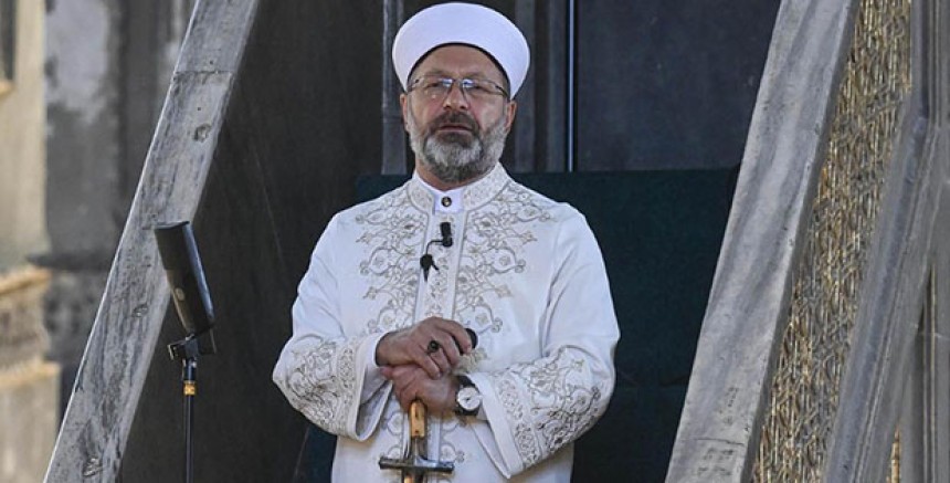 Diyanet'in Cuma Hutbesinde Yılbaşı Kutlamalarına Eleştiri: Noel Baba ve Çam Ağacı Süslemeleri 'Yanlış Tutum'