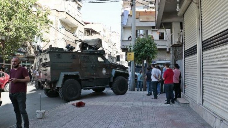 Diyarbakır Bağlarda açılan ateş sonucu bir polis yaşamını yitirdi
