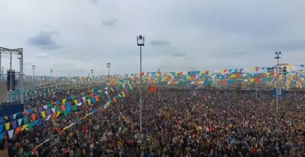  Diyarbakır'da “Şimdi kazanma zamanı” sloganıyla düzenlenen Newroz kutlamalara yüzbinler katıldı 