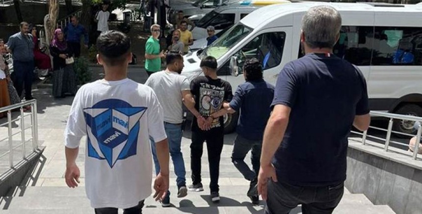 Diyarbakır Silvan’da polis 16 yaşındaki çocuğa ters kepçe taktı 