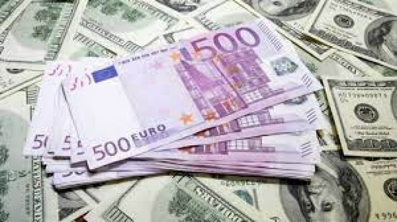 Dolar, Euro ve TL karşısında rekor kırdı