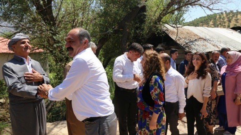 DTK ve DBP heyeti: Hakkari'nin Derecik, Parewê, Bêgejnê ve Nav Beroja köylerinde yurttaşlarla bir araya geldi 