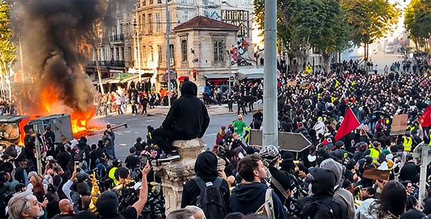 Dünyada Protesto Dalgası Büyüyor: Fransa`da 1 Ölü, 1.800 Gözaltı!