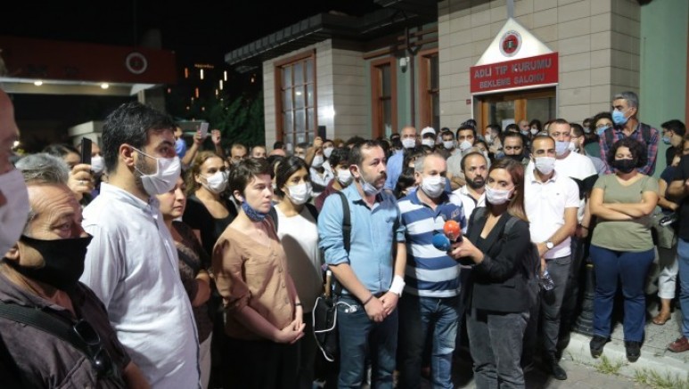 Ebru Timtik'in cenazesi İstanbul Barosu önünde anma yapıldıktan sonra Gazi Mezarlığı’nda sonsuzluğa uğurlanacak