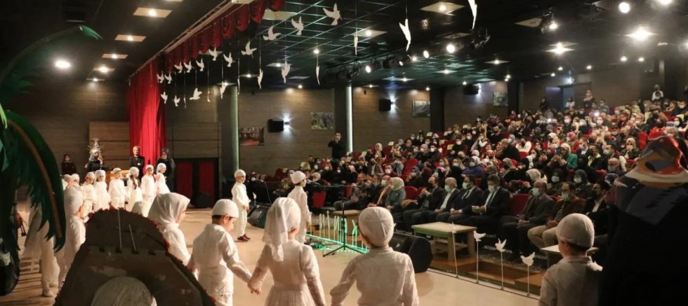 “El kadar kızların başı bağlandı”