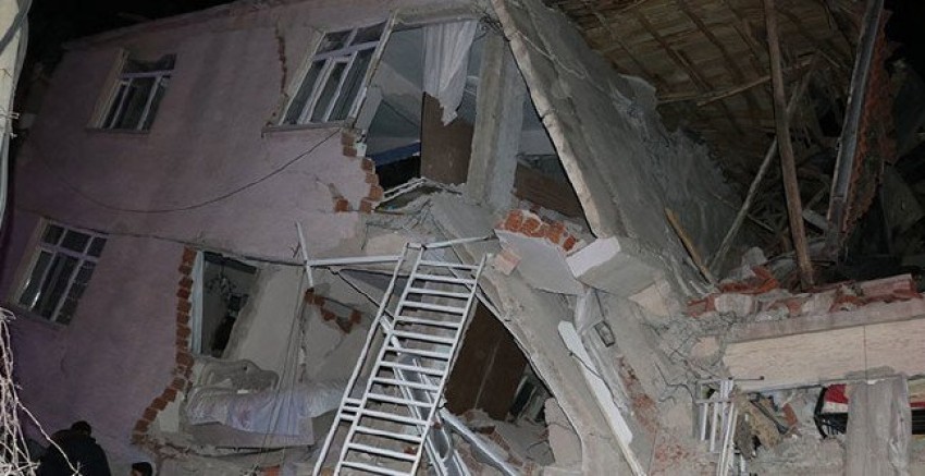Elazığ'da 6.8 şiddetinde depremde ölü ve yaralılar var 