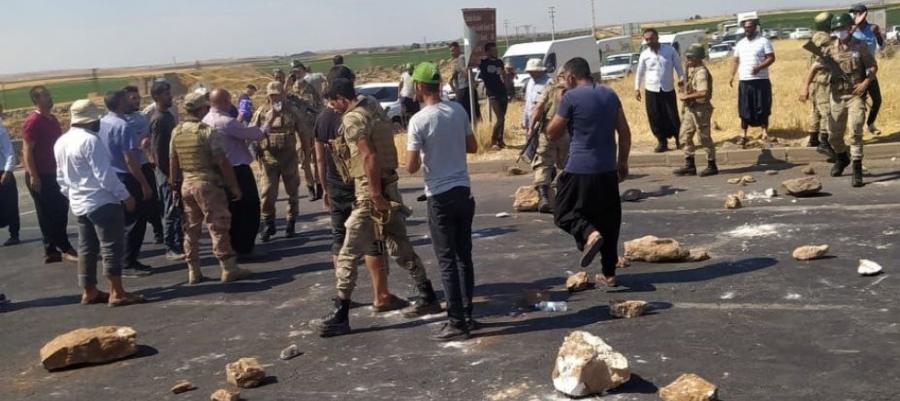 Elektrik kesintilerini protesto eden çiftçiler kara yolunu taşlarla kapattı